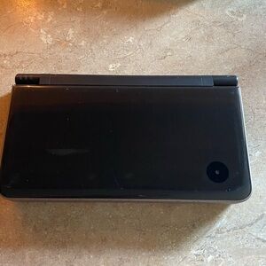 🎮 Nintendo’s DSI XL 🎮 w/ games! Including authentic Pokémon platinum